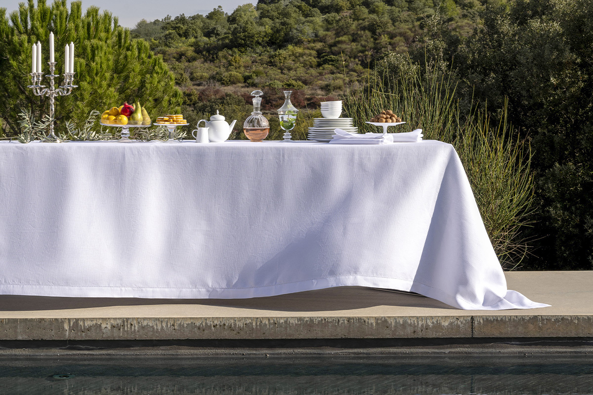 Nappe blanche dressée en extérieur