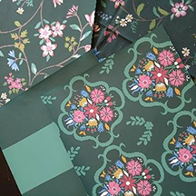 Zeichnungen und Blumenmotive des Designstudios