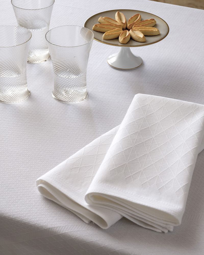 Tischdecke und Gläser auf gedecktem Tisch