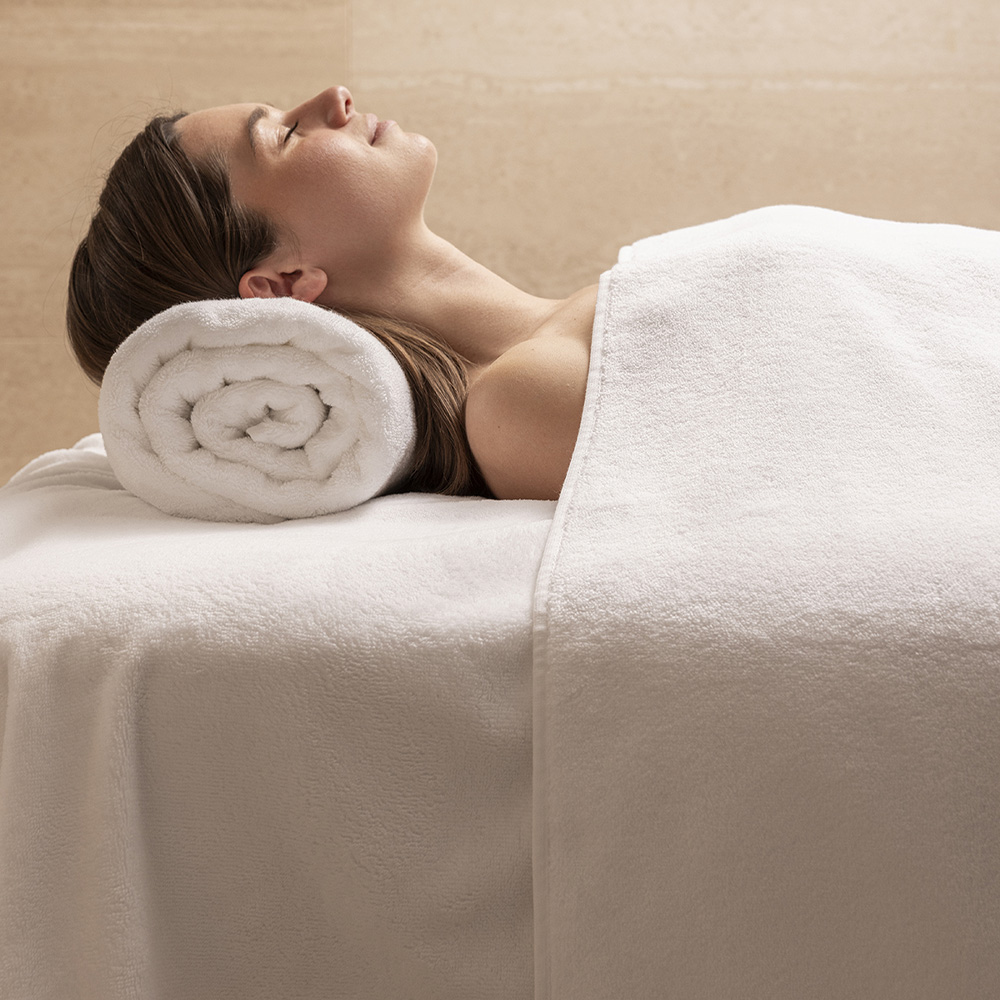 Spa-Behandlung mit gerolltem Handtuch