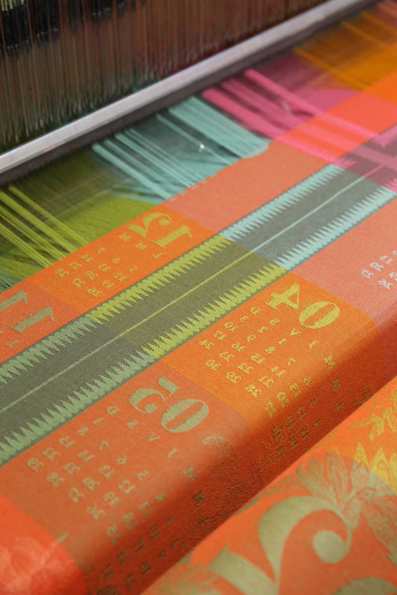 Farbiges Jacquard-Gewebe auf dem Webstuhl
