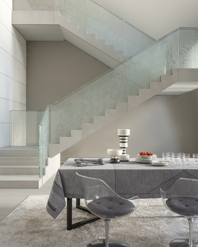 Treppe und gedeckter Tisch mit grauer Tischdecke
